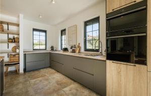 Awesome Home In Nova Vas