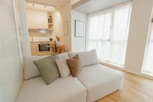 Bright Window Apartment by Vacationy