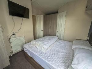 Homely 6 Berth Caravan In Essex At St Osyth Beach Holiday Park Ref 28025Td