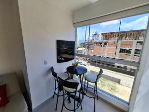 Confortável apto em Perequê com 2 vagas garagem