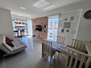 Confortável apto em Perequê com 2 vagas garagem