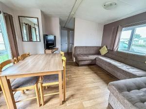 10 Berth Caravan For Hire At Seawick Holiday Park In Essex Ref 27102Sw