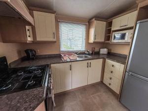 Cosy 6 Berth Caravan At St Osyth Beach Holiday Park In Essex Ref 28001Y