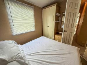 Cosy 6 Berth Caravan At St Osyth Beach Holiday Park In Essex Ref 28001Y