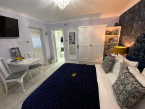 THE KNIGHTWOOD OAK a Luxury King Size Bed -En-Suite Space - LYMINGTON NEW FOREST with Private Entrance - Key Box entry-Free Parking & Private Outdoor Seating Area -Full Fibre WiFi -Town ,Shops , Pubs & Solent Way Walking Distance & Complimentary Brea