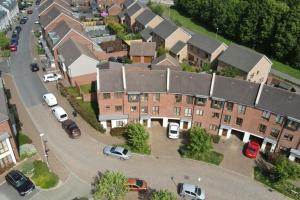 Rooksdown Town-House, Great for Group Get-Aways, Families & Contractors