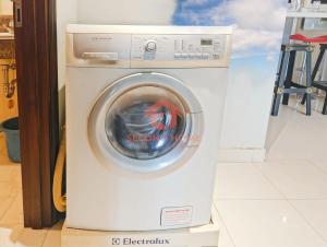 Strategic 1BR Bellezza Apt Green Gem Max 6