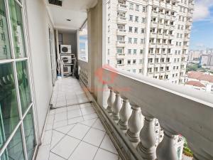 Strategic 1BR Bellezza Apt Green Gem Max 6