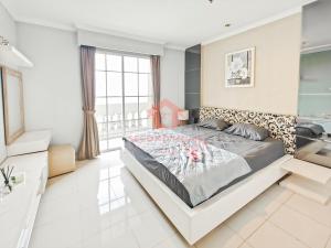 Strategic 1BR Bellezza Apt Green Gem Max 6