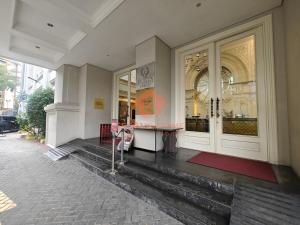 Strategic 1BR Bellezza Apt Green Gem Max 6