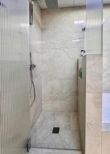 Peaceful Modern Luxe City View Suite with Parking