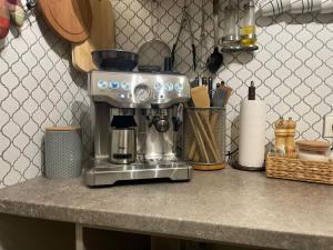 Elegant & Central 1Br w Free Parking & Coffee machine