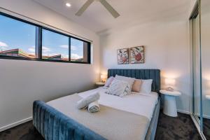Pacific Fair 2BR Beach Apartment with Pool and Parking