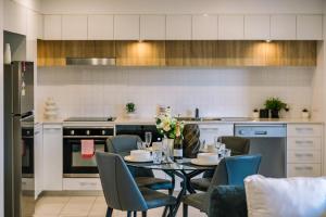 Pacific Fair 2BR Beach Apartment with Pool and Parking