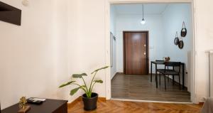 Entire Apt, 2nd Floor, Next to Metro