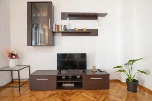 Entire Apt, 2nd Floor, Next to Metro