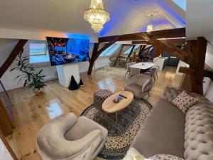 La Luna Royal Deluxe Luxury House with Pool & Jacuzzi, Bikes and Covered Parking