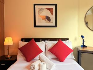 Comfy Stays with fast WiFi near MOA by One Guest Place