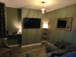 Parkdale-Ideal for Birmingham Airport, International Train Station-Resorts World, BHX, NEC ,JLR & HS2 sites, Self check in,