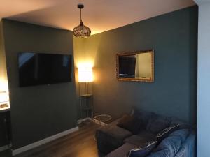 Parkdale-Ideal for Birmingham Airport, International Train Station-Resorts World, BHX, NEC ,JLR & HS2 sites, Self check in,