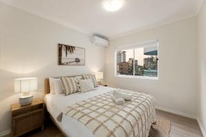 Beachfront Oasis 2BR Pool, Spa, Parking and Views