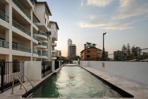 Beachfront Oasis 2BR Pool, Spa, Parking and Views