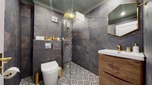 Stunning Hyde Park Home with Private Balcony & Lift Elevator Access