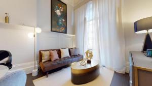 Stunning Hyde Park Home with Private Balcony & Lift Elevator Access