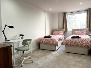 Entire Penthouse with Balcony & Canary Wharf Views