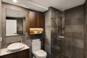 Gorgeous Views 72nd Floor with Parking, Pool and Gym