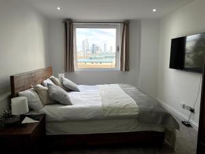 Entire Penthouse with Balcony & Canary Wharf Views