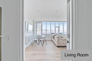 Entire Penthouse with Balcony & Canary Wharf Views