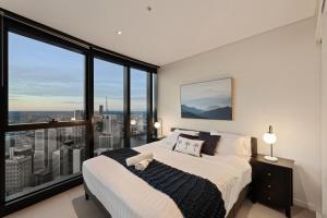 Gorgeous Views 72nd Floor with Parking, Pool and Gym