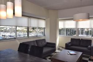 Bright and Central 2 Bedroom with Harbour view