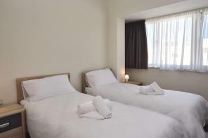 Bright and Central 2 Bedroom with Harbour view