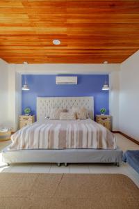 Amplia habitación con vista al mar y baño privado