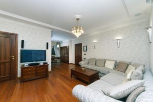 Two bedrooms, 72 Antonovycha, Olympiyskaya metro