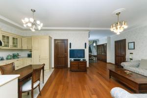 Two bedrooms, 72 Antonovycha, Olympiyskaya metro