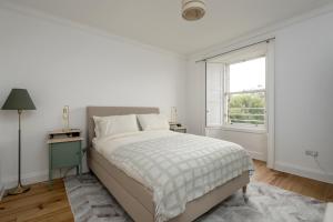 Elegant 2-Bedroom Apartment in Edinburgh New Town near Princes Street