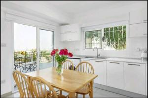 Amazing Sea View -3 Bed Ground Floor Garden Apartment