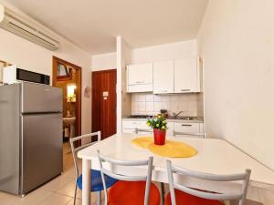 One bedroom flat in a residence with pool