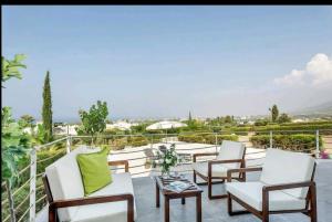 Amazing Sea View -3 Bed Ground Floor Garden Apartment