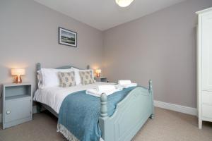 Modernised home 5 minutes from Newborough Beach - Pas the Keys