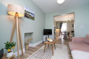 Modernised home 5 minutes from Newborough Beach - Pas the Keys