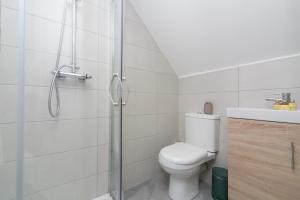 Modernised home 5 minutes from Newborough Beach - Pas the Keys