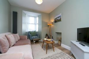 Modernised home 5 minutes from Newborough Beach - Pas the Keys