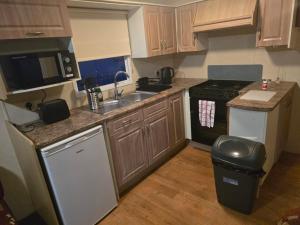 Dog Friendly 6 Berth Caravan At St Osyth Beach Holiday Park In Essex Ref 28078Y