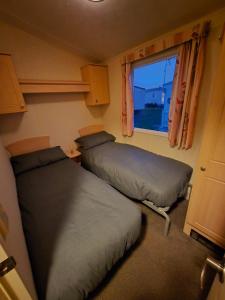 Dog Friendly 6 Berth Caravan At St Osyth Beach Holiday Park In Essex Ref 28078Y