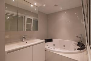 BEL AIR HOLIDAY - Luxury 2-bedroom apartment with sea view & jacuzzi T48