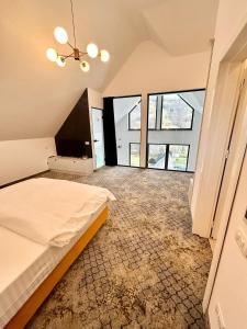 JAD Emirage Luxury Villa Infinity Pool and Spa